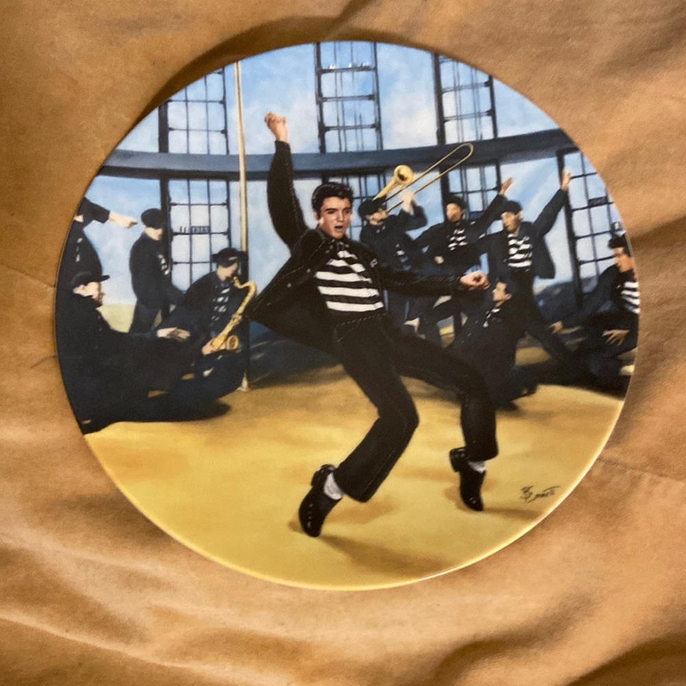 1989 Elvis Presley looking at a legend collectible plate great condition